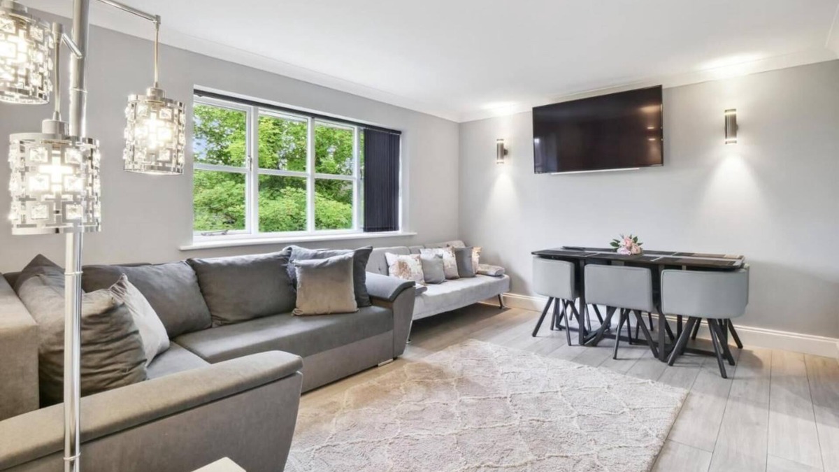 Knaphill Apartment | Enjoy this stylish and spacious penthouse perfect for business or leisure stays. Fully equipped with modern amenities, high-speed Wi-Fi, and free parking—your home away from home in the city.