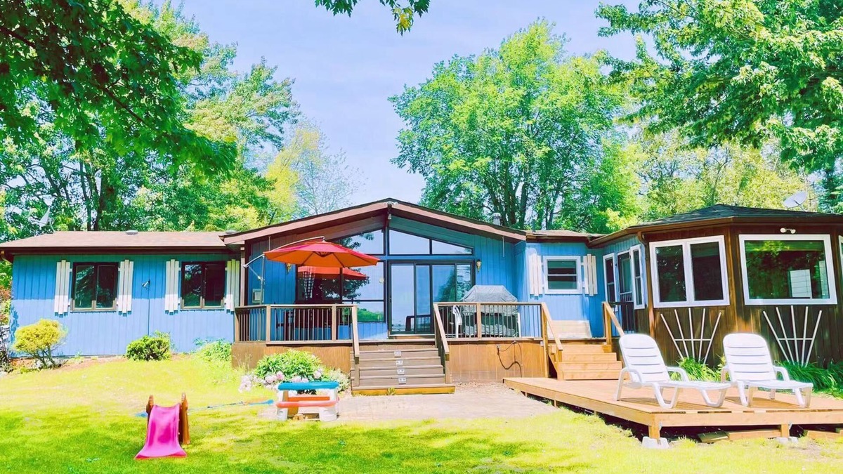 Victoria Road Cottage | Enjoy time at this waterfront four season cottage