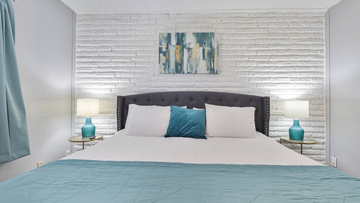 South Central Houston House | Enjoy Weekly Discounts in The Flower Room/King Bed/Downtown Near Medical Center