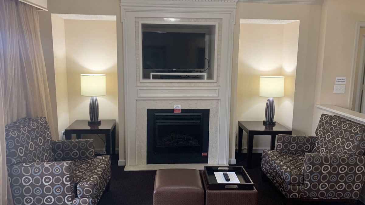 Berkeley Condo | Enjoy Williamsburg from your modern 4BR/4BA at Greensprings Resort. Great value.