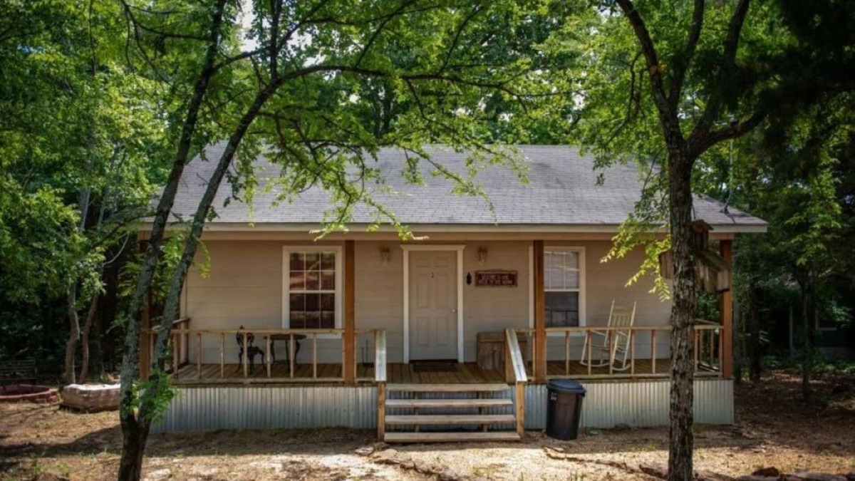 Lindale Cabin | Enjoy Your Home Away from Home in East TX!