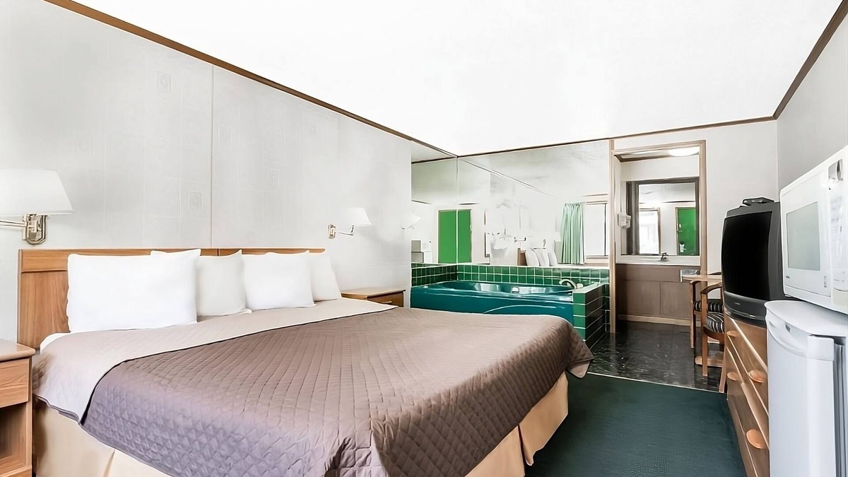 Summitt Hotel | Enjoy Your Stay at Knights Inn Ashland! Pool, Picnic Area, Parking, WiFi