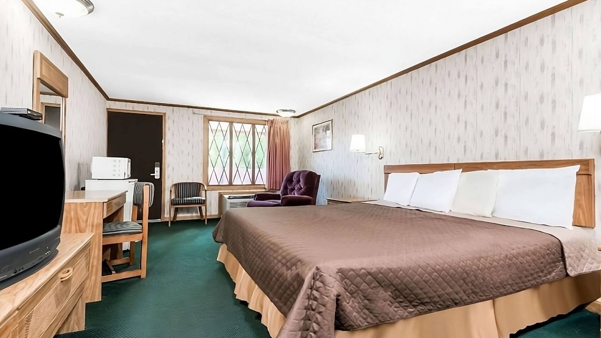 Summitt Hotel | Enjoy Your Stay at Knights Inn Ashland! Pool, Picnic Area, Parking, WiFi
