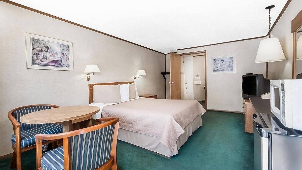 Summitt Hotel | Enjoy Your Stay at Knights Inn Ashland! Pool, Picnic Area, Parking, WiFi