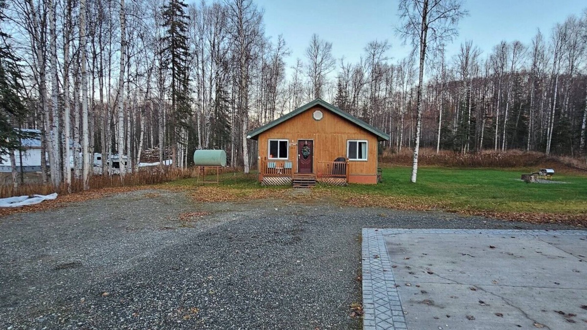 Willow Cabin | Enjoy your stay at the Grizzly Inn in the quaint community of Willow Alaska!