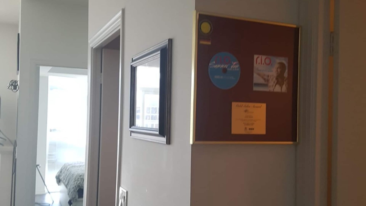 Parkdale Apartment | Enjoy your Stay in the Beautiful King West Liberty Village/Parkdale Area!