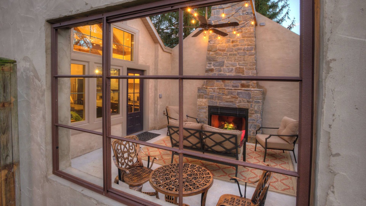 Columbia Cottage | Enjoy your stay in the country. Dog friendly with a fenced-in yard