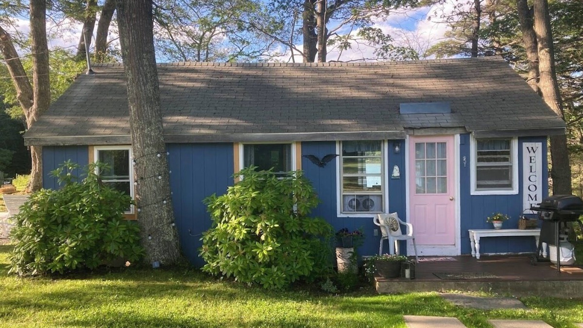 Isle of Springs Cottage | Enjoyable 1-bedroom rustic cottage in Southport.