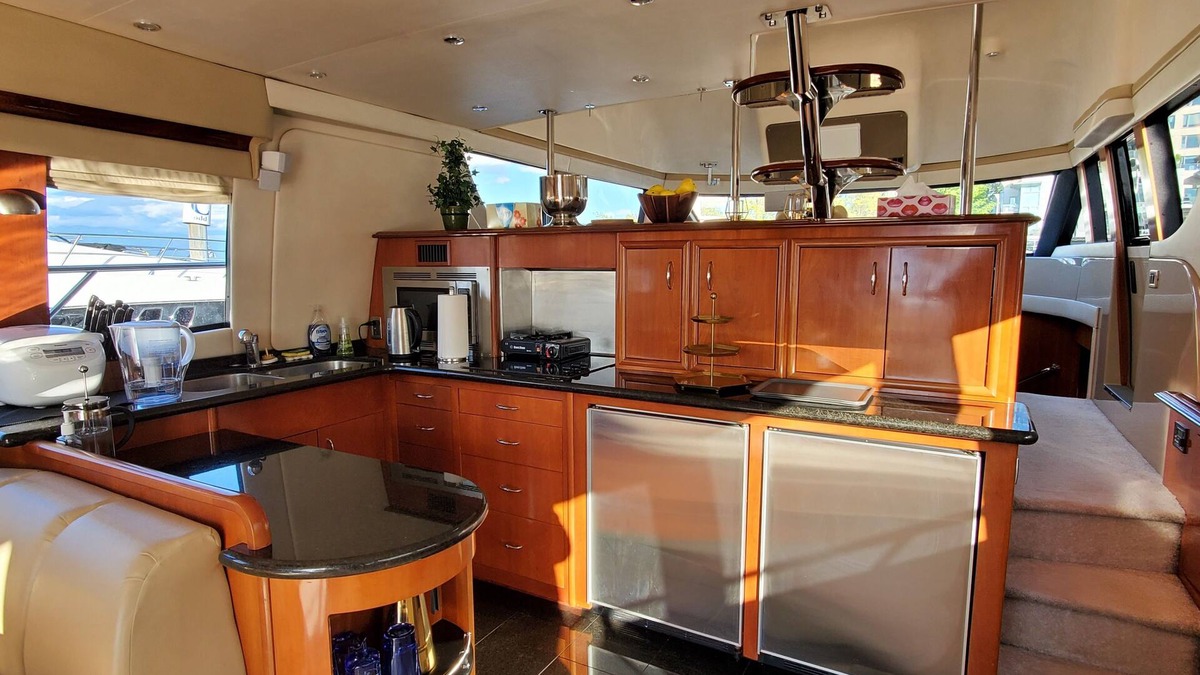 Central Boat Rental | Enjoyable 3-bedroom luxury boat with WiFi in Vancouver