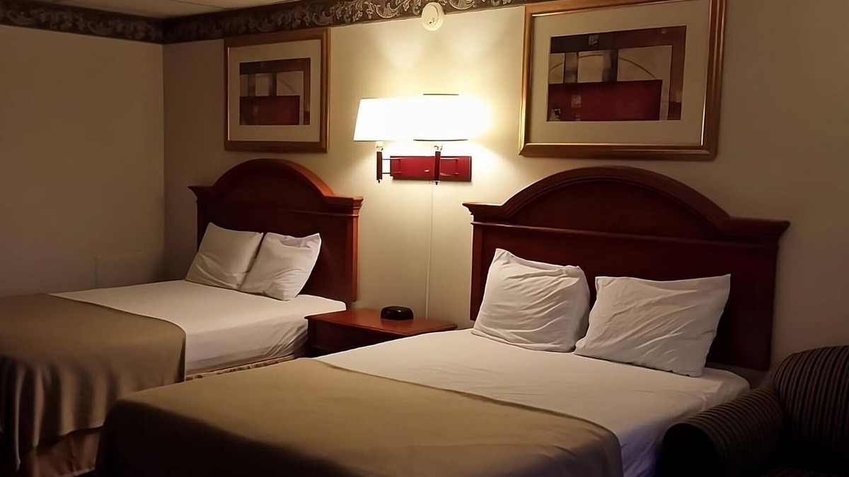 Campbelltown Hotel | Enjoyable Stay For Sure! 4 Relaxing Units w/FREE Breakfast, Swimming Pool!