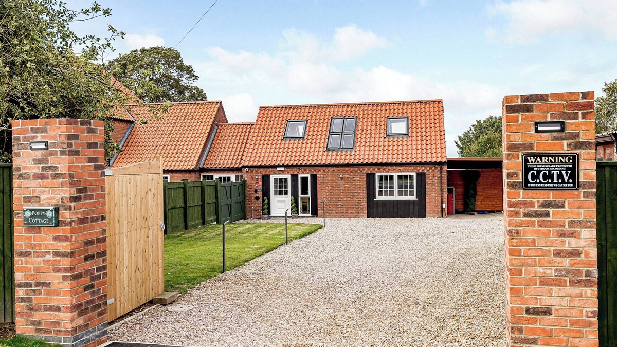 Horncastle Cottage | Enjoying a rural location and beautiful far-reaching views.