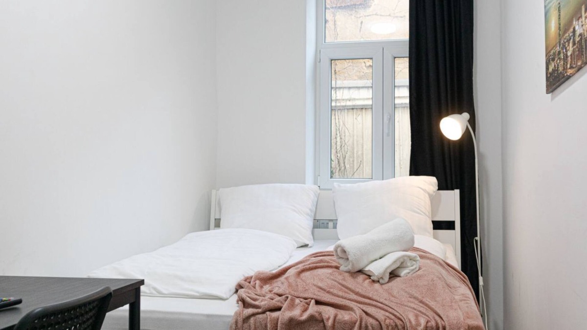Simmering Apartment | Enkplatz U3 Getaway: Affordable 5-BR Apartment
