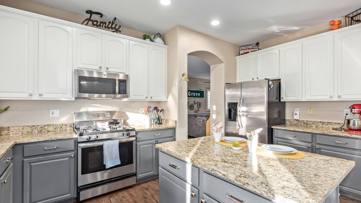 Gilbert House | Enormous Family Fun House! Sparkling Pool. Sleeps 10.