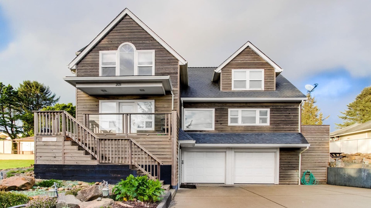 Roads End Cottage | Enormous ocean-view homes with firepit & deck - short walk to the beach