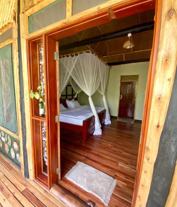 Kasese Hotel | Enshama Game Lodge and Campsite