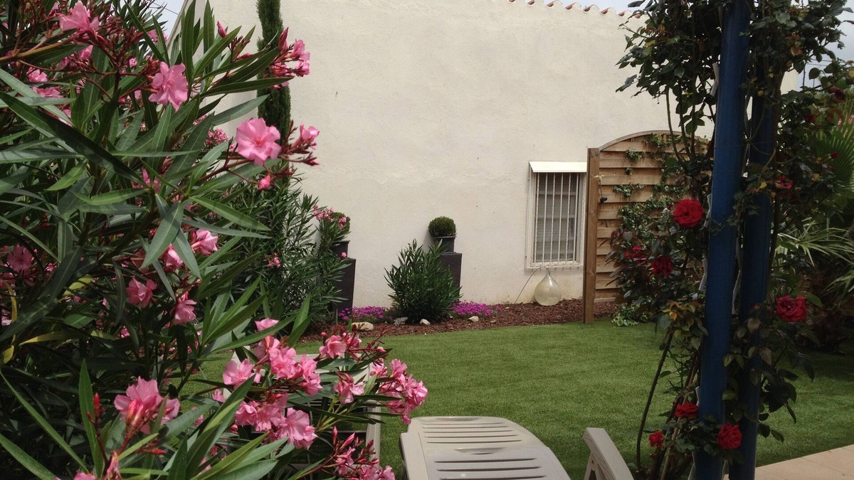 Moyen-Vernet House | Ensolellée house with garden. Deco. Contemporary and neat.