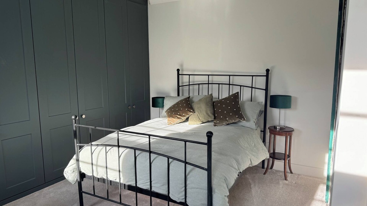 Lychpit Bed & Breakfast | Ensuite double bedroom