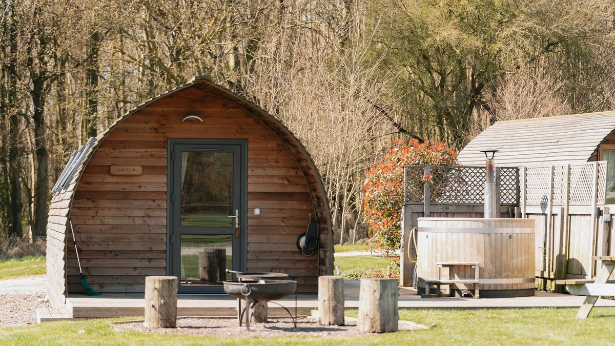 Thirsk Cabin | Ensuite Family Cabin with Private Hot Tub