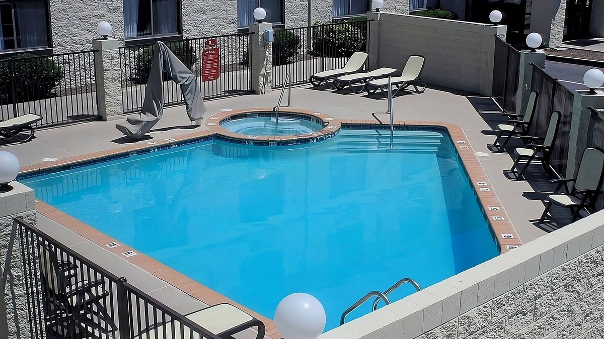 Tusayan Hotel | Ensuring a Very Comfortable & Memorable Stay! 3 Relaxing Units, Outdoor Pool