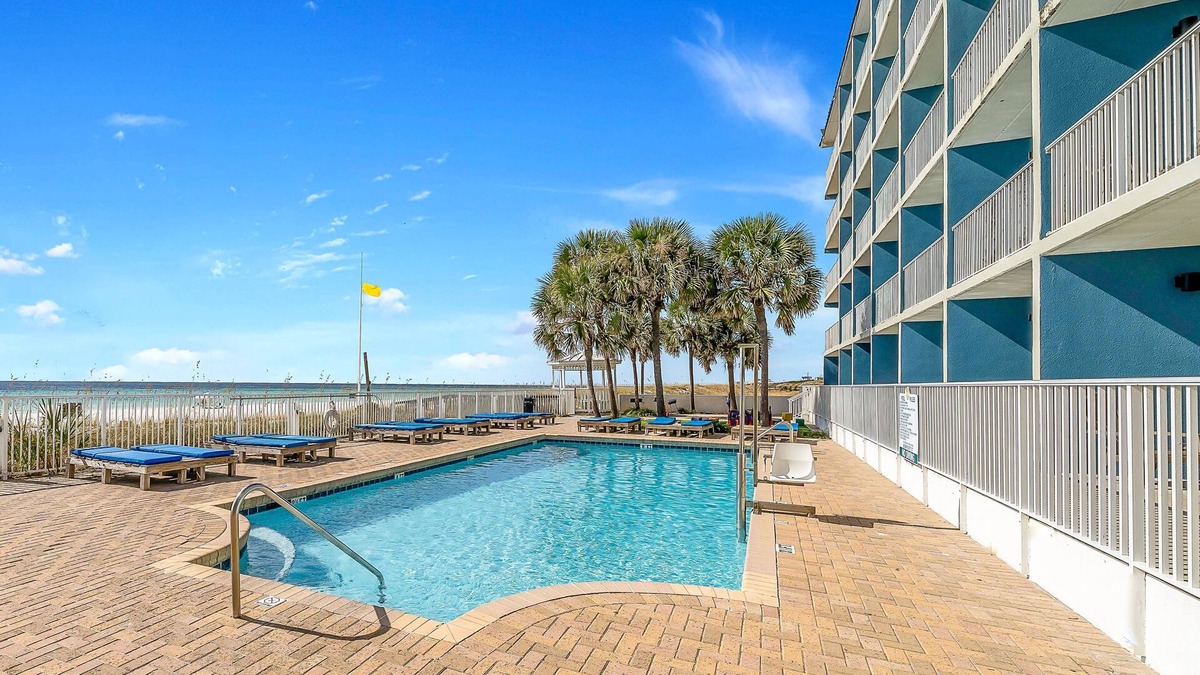 Fort Bay House | Ensuring a Very Comfortable & Memorable Stay! Free Parking, Outdoor Pool