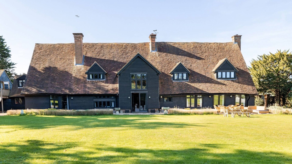 Bray on Thames House | Entertain, Celebrate, Relax in Period Luxury Barn - Perfect for family groups
