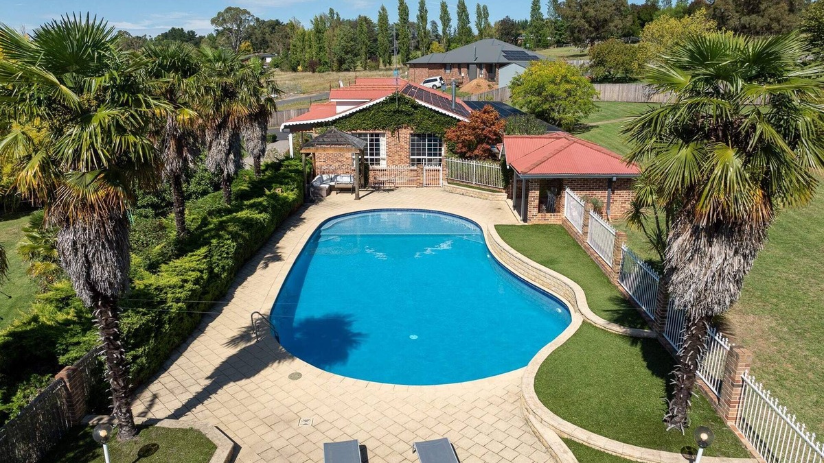 Calare House | Entertainer's Dream - 6 Bedroom Home, Sleeps 17