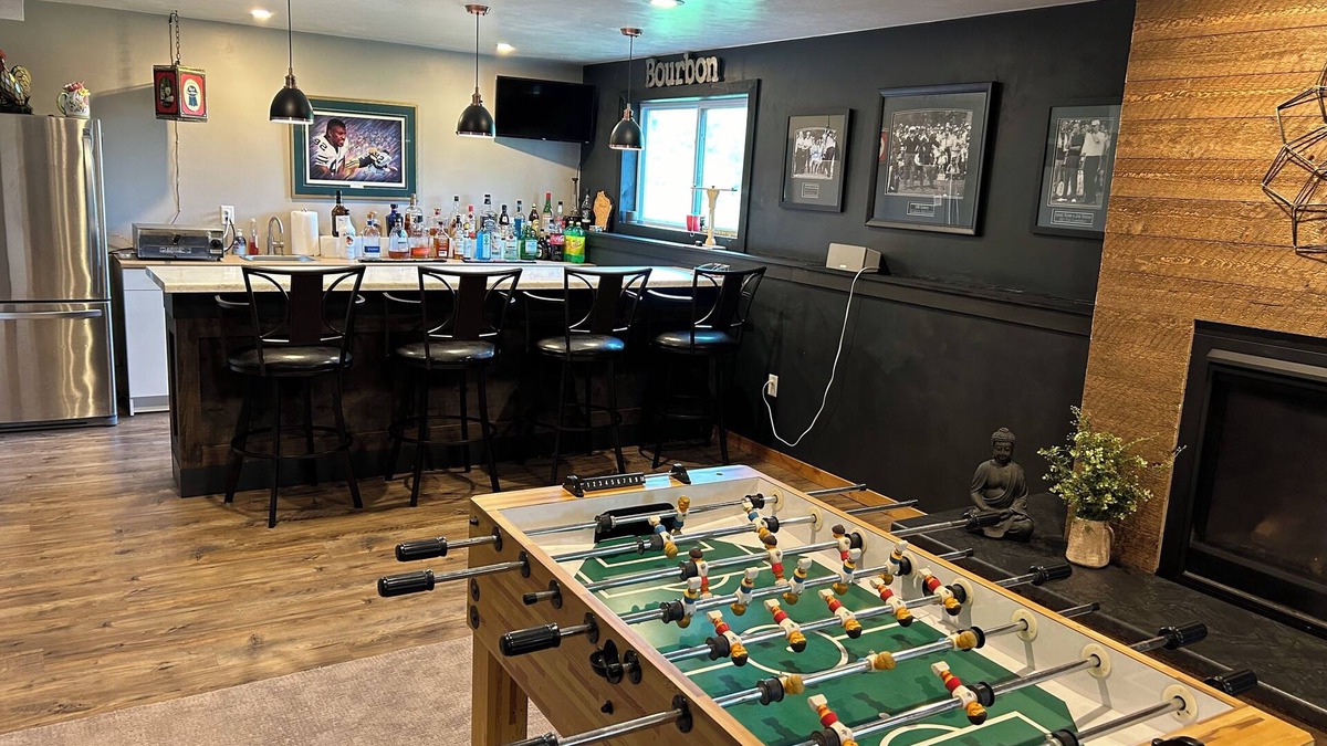 Bellevue House | Entertainer's Dream - Quick drive to Lambeau - Hot Tub, Bar, & 85" TV.