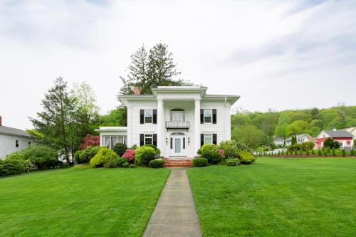 Thomaston Villa | Entertainer's Luxury Retreat