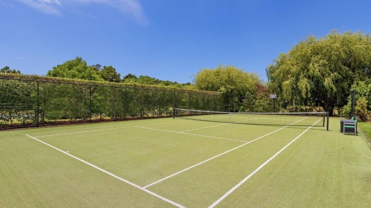 Matakana House | ENTERTAINER'S PARADISE with Tennis Court/4 Bdrm home + Self contained Studio