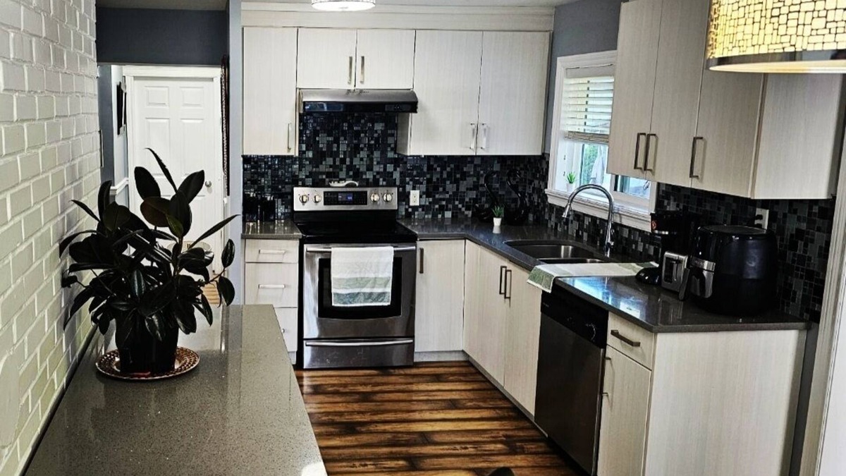 Surrey Newton House | Entertainers dream house on acreage in city! Sleeps 15!