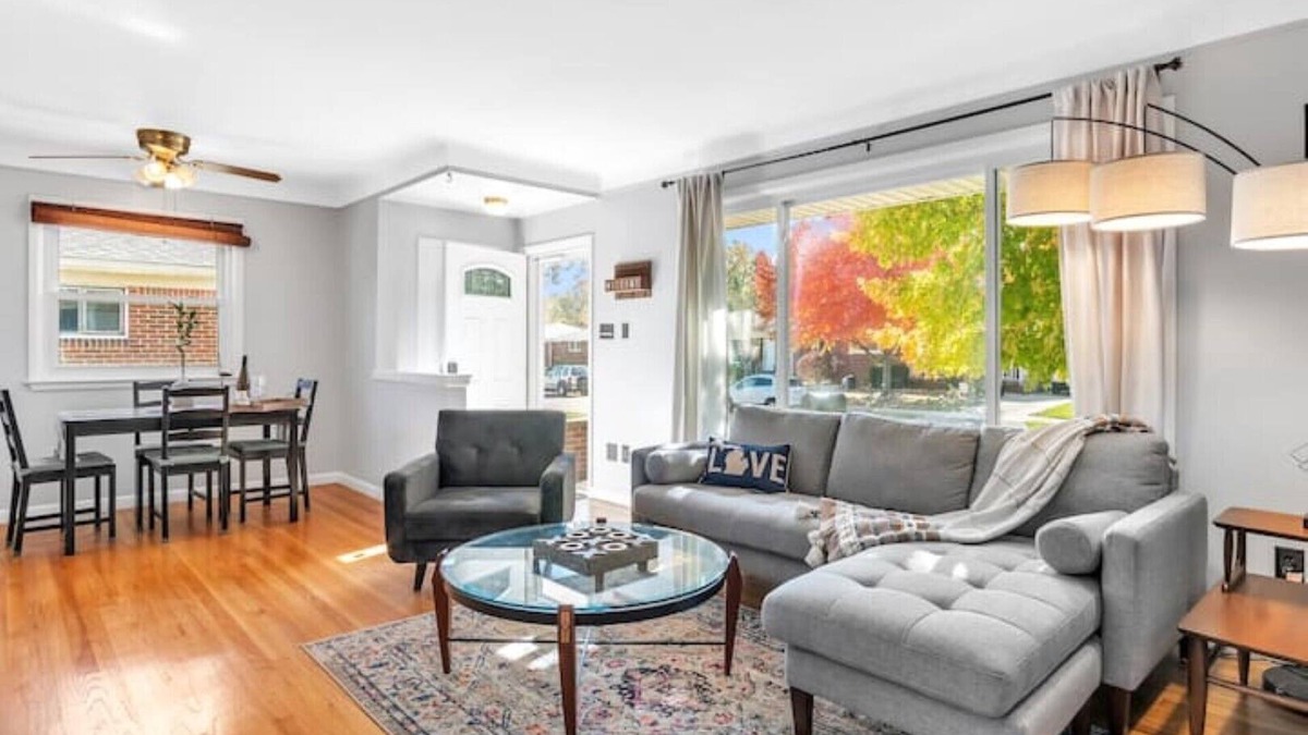 Madison Heights House | ★Entertainment & Game Room w/Bar★ Cheerful and Bright Ranch w/2 Full Baths