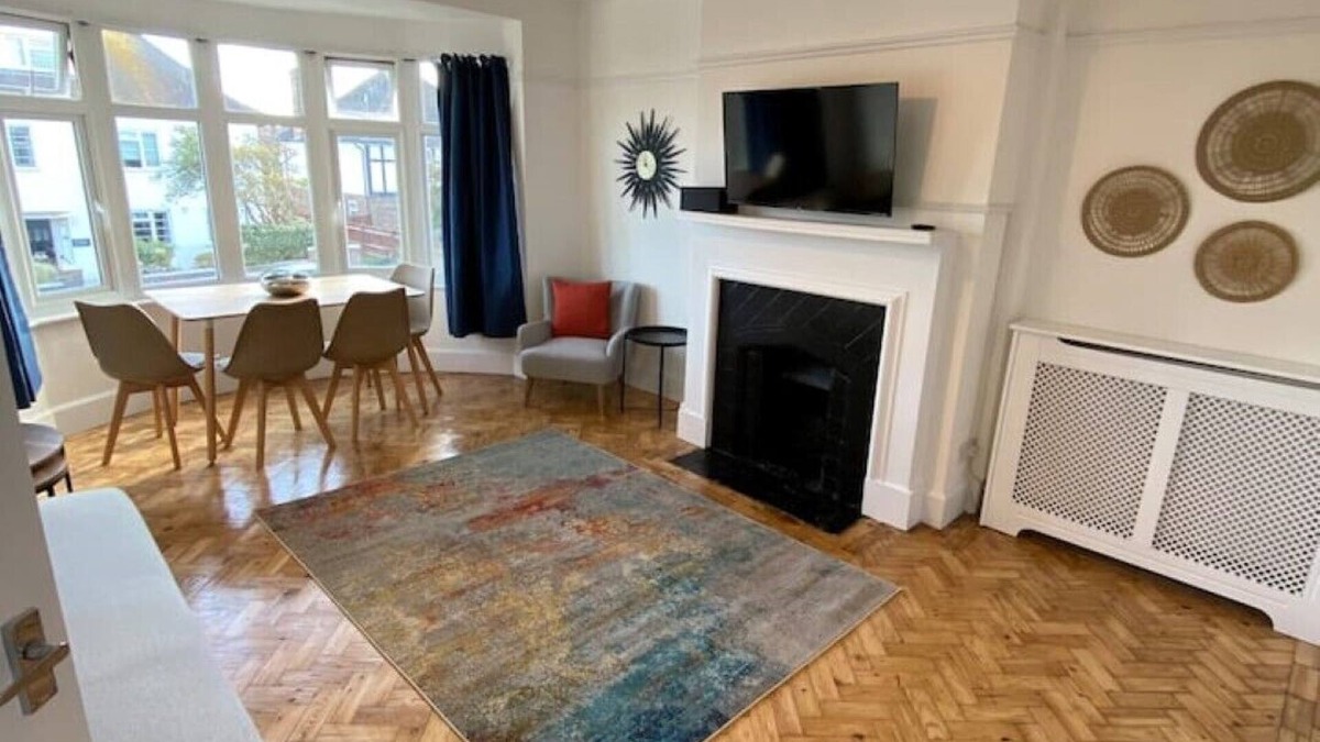 Worthing Apartment | Entire 2 bed property, 1 road back from the sea
