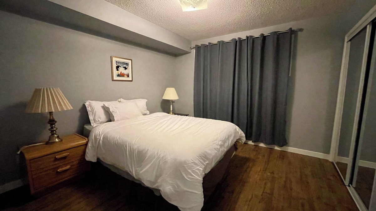 Stettler House | Entire 2-bedroom 1.5 bath townhouse w/kitchen & laundry near amenities 1700sqft
