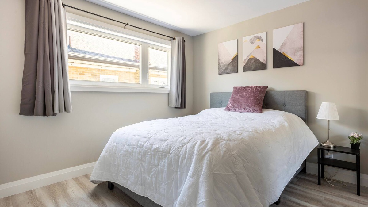 Fairfield Apartment | ENTIRE 2 BEDROOM APARTMENT DOWNTOWN