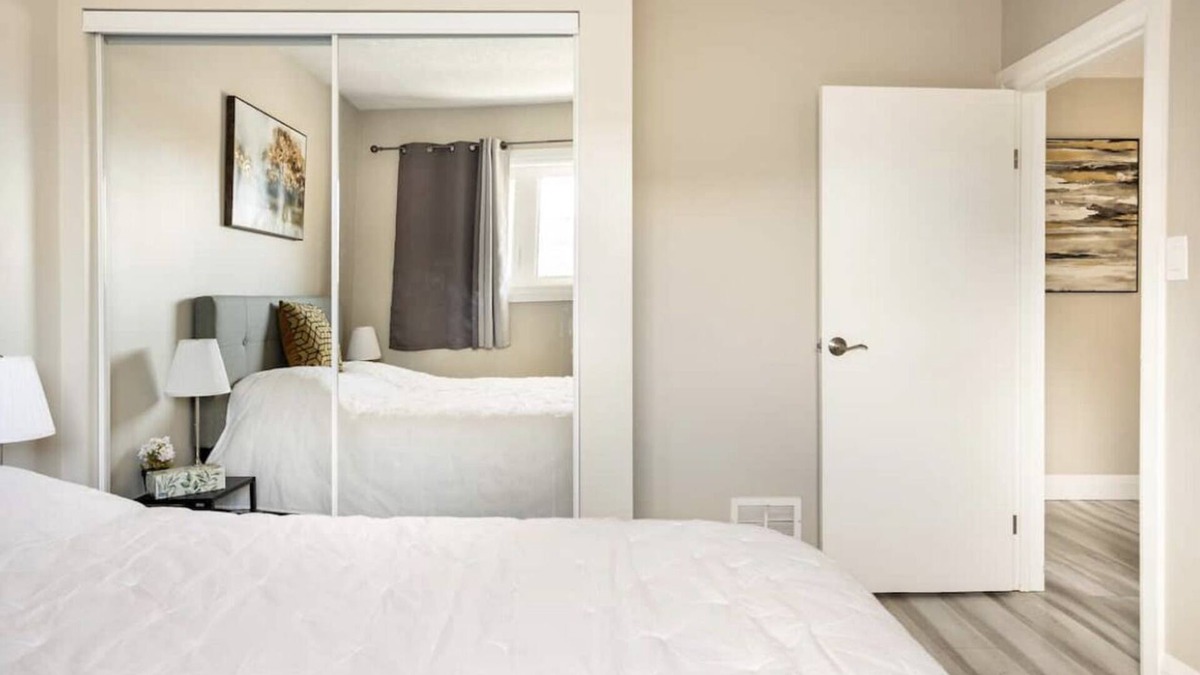 Kitchener Apartment | ENTIRE 2 BEDROOM APARTMENT DOWNTOWN