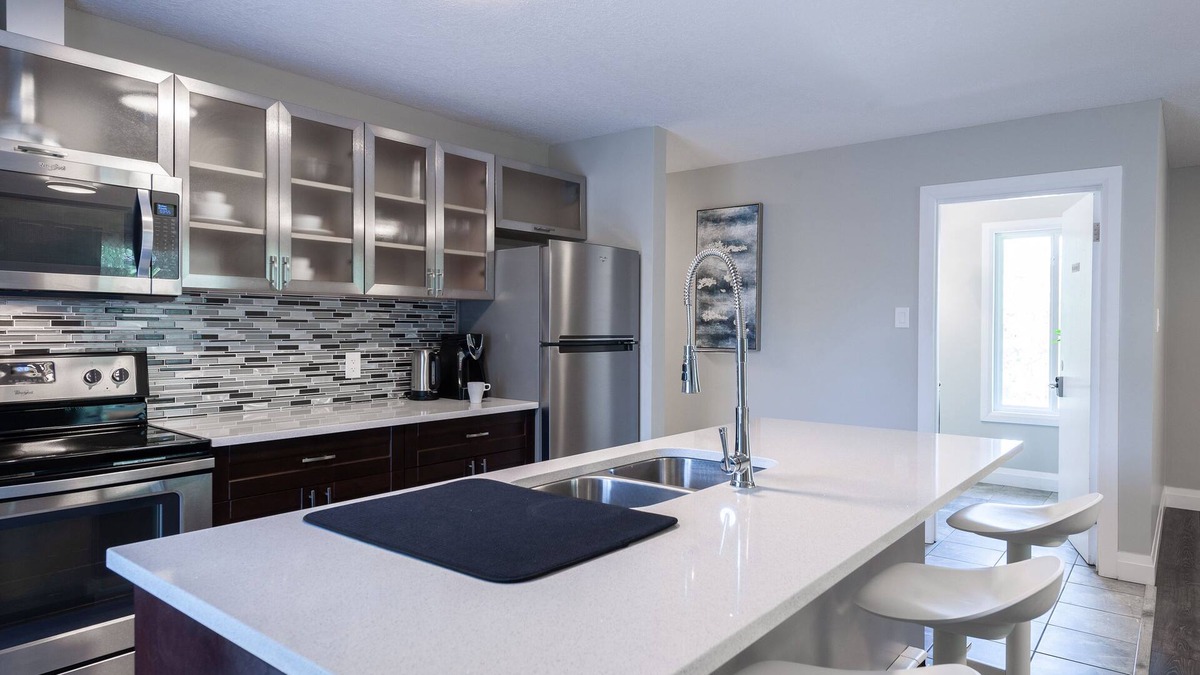 Waterloo Apartment | ENTIRE 2 BEDROOM APARTMENT UPTOWN WATERLOO