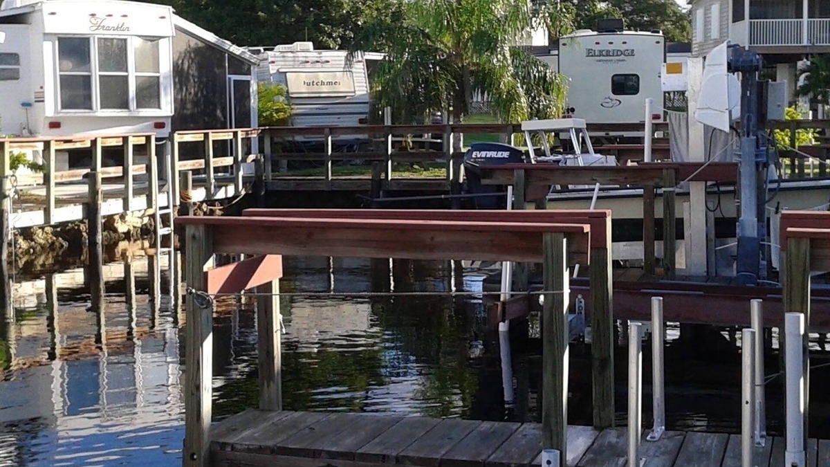 Chokoloskee House | Entire 2 Bedroom Fishing Trailer on island, use of Boat Dock , marina, and WIFI