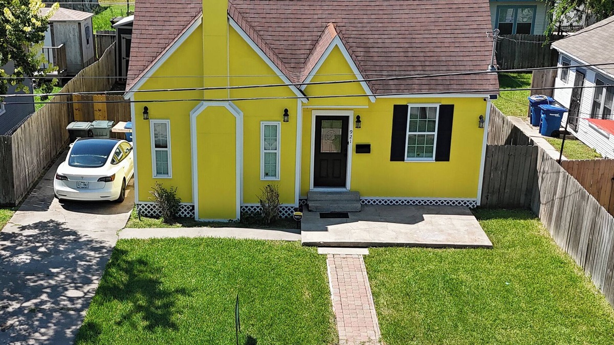 Del Mar House | Entire 2-bedroom house in Corpus Christi with CAL KING BED,EV-CHARG AC, WiFi