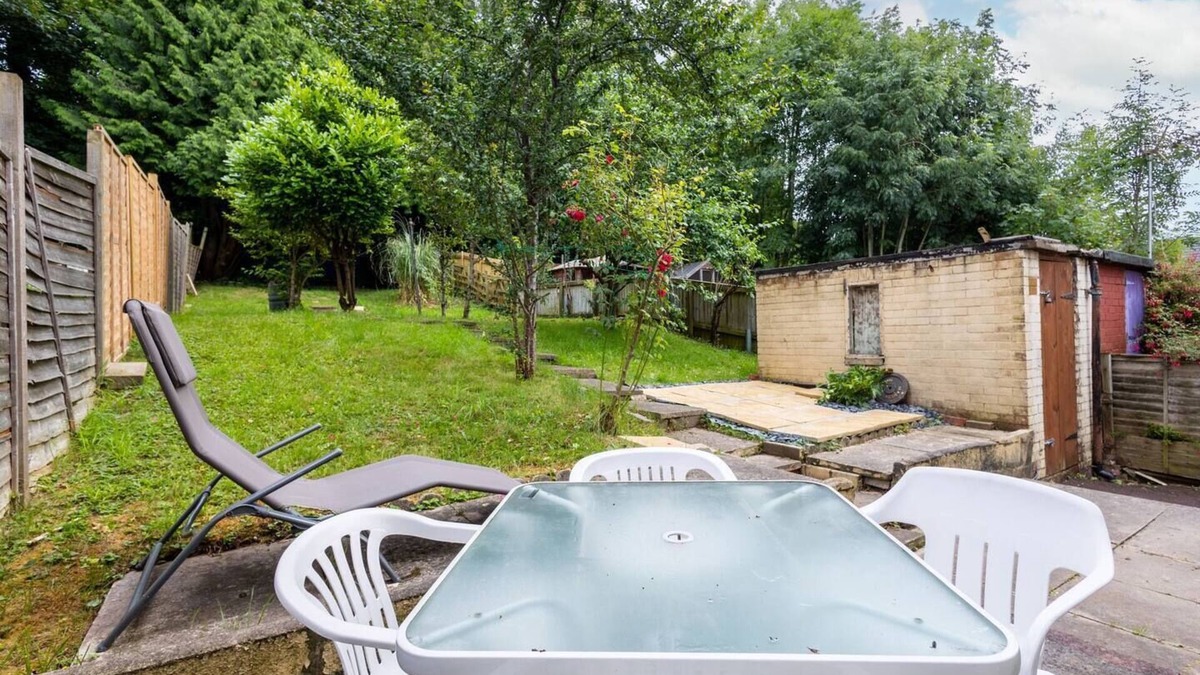 Seacroft House | Entire 2beds home, Leeds14, United Kingdomnn