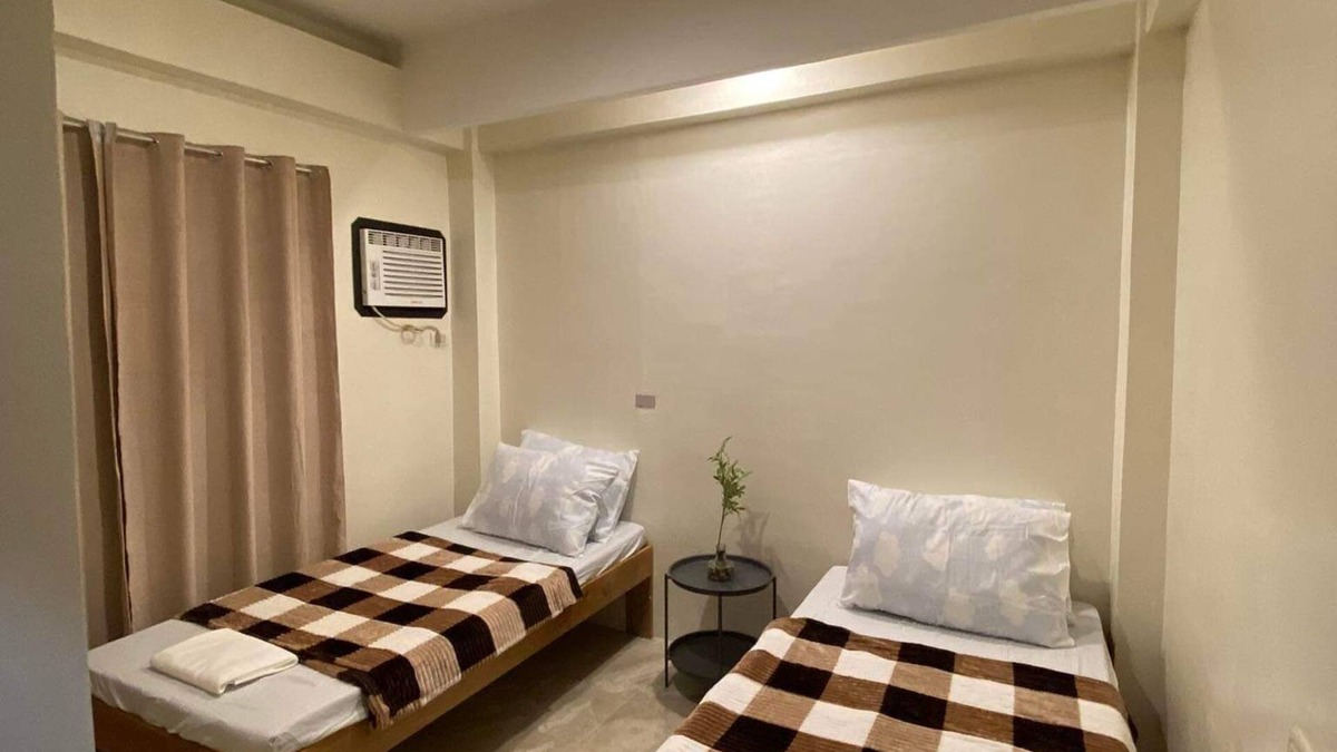Plaridel Cabin | Entire 2nd Floor of Antelmi Inn: Space for a Large Group of Family