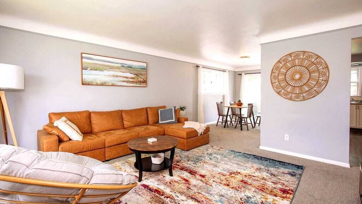 Maple Heights House | Entire 3 bed home in Maple Heights w ac