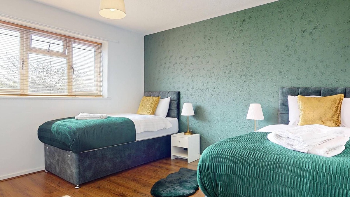 Crays Hill House | Entire 3 Bed Home in Basildon Sleeps up to 6
