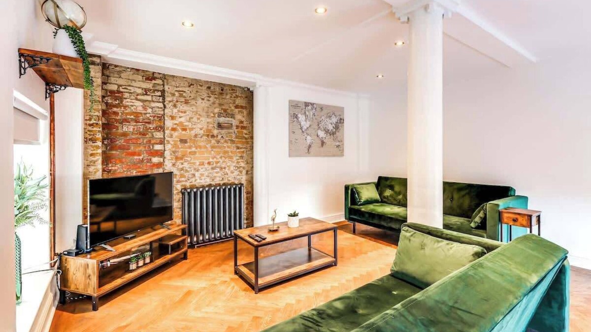 Ware House | Entire 3 Bed House - Contractors, Families & More