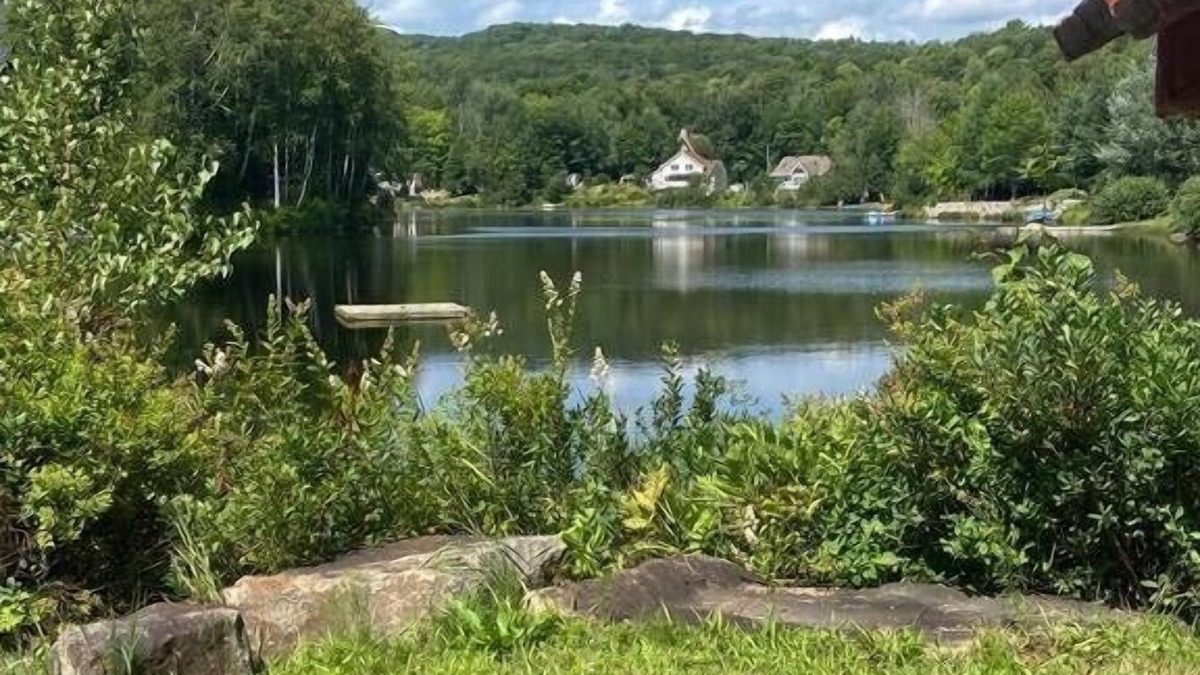 Saint-Hippolyte Ski Chalet | Entire 3 bedrooms cottage located on the lake with hot tub and sauna
