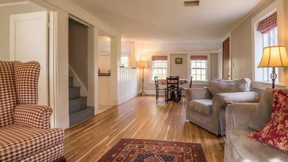Walpole Cottage | Entire 3 Bedroom Cottage with lots of outdoor space 20 min to Brattleboro