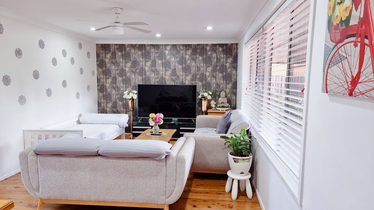 Sydney House | Entire 3 Bedroom - Fully fenced individual home in tranquil cul de sac