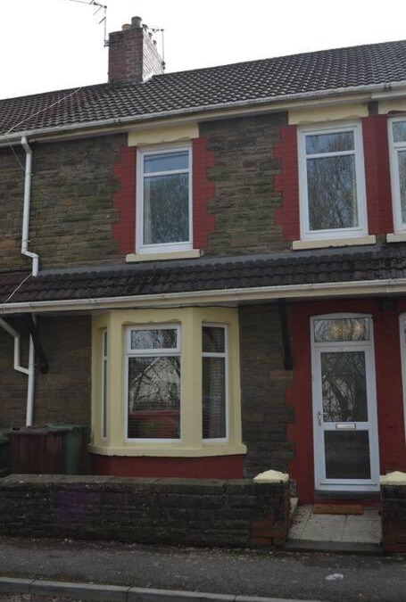 Caerphilly Apartment | Entire 3 bedroom house near Caerphilly station
