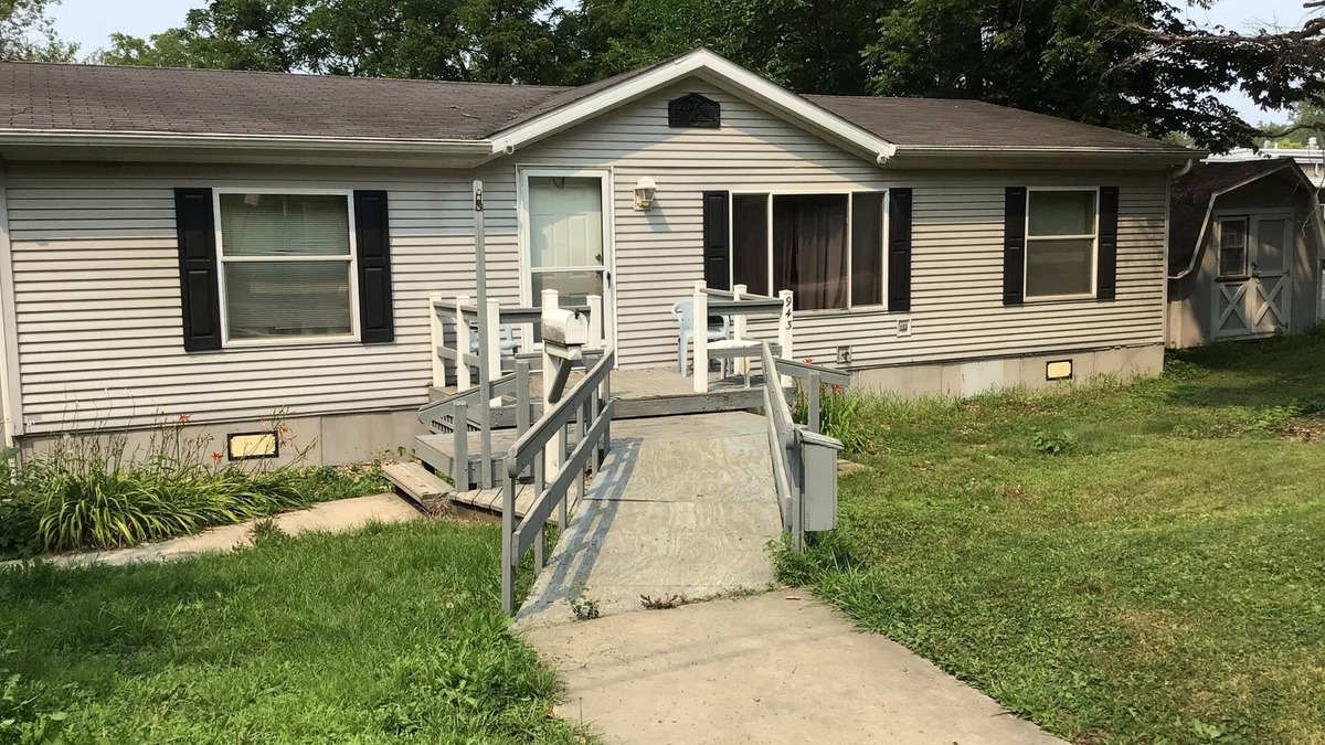 Mineral Point House | Entire 3 Bedroom House + Huge Wooded Yard
