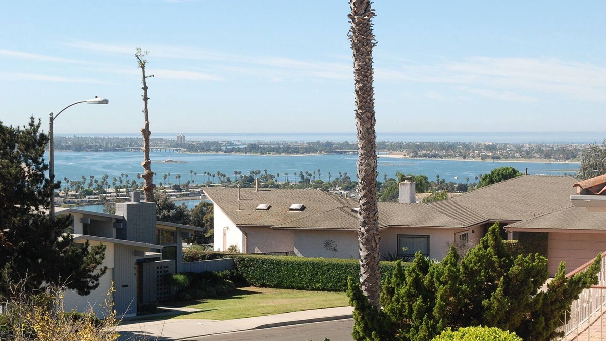 Bay Park House | Entire 3 Bedrooms Guest House Close Beach Downtown