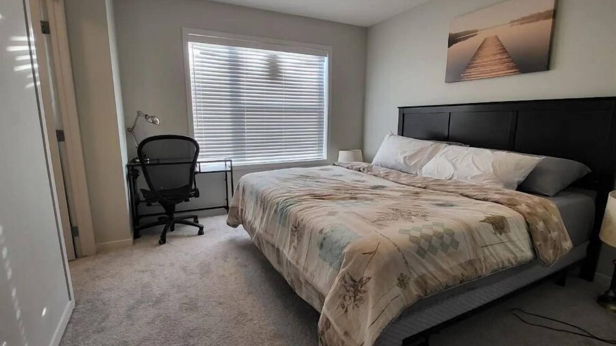 Calgary House | Entire 3bd Home Close to Calgary YYC Airport